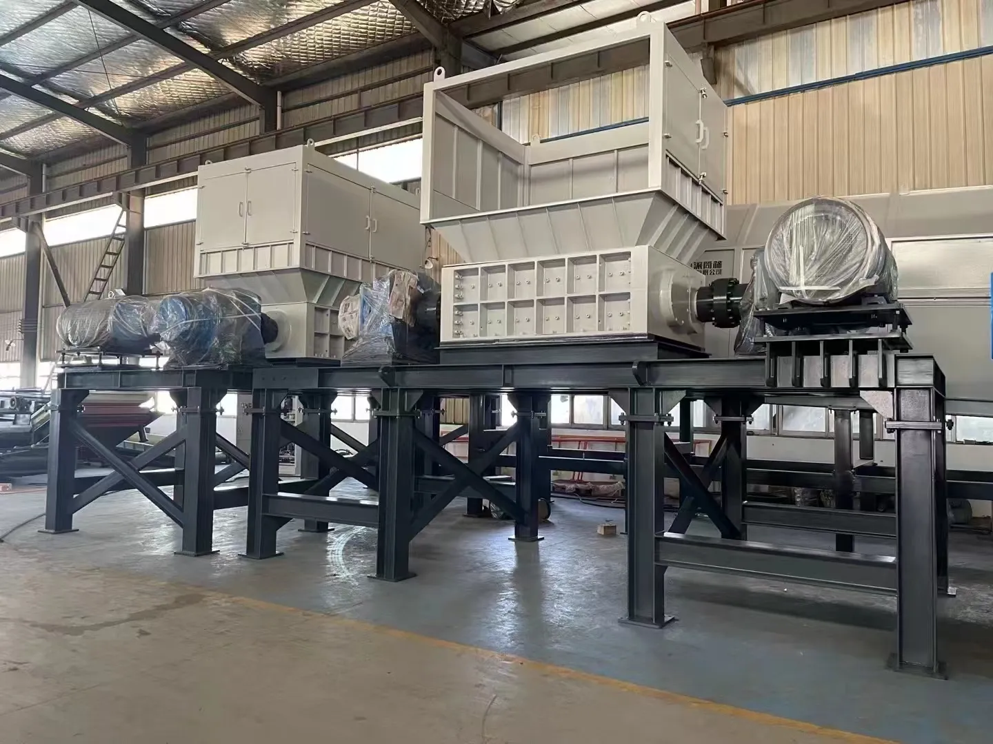 A rubber double shaft shredder