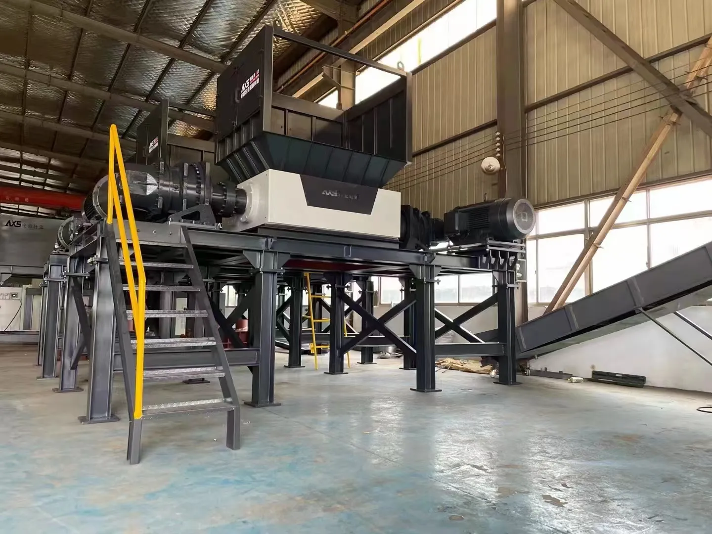 A rubber double shaft shredder